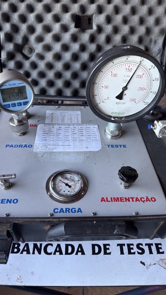 Bancada de teste hidrostático com válvula de segurança e manômetro padrão — calibração Cerrado Mechanic