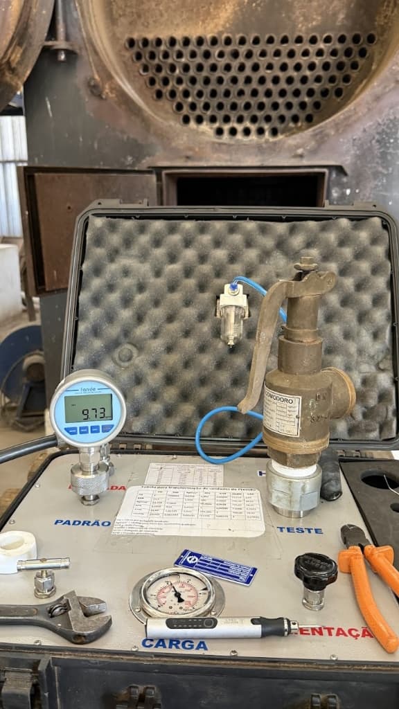 Bancada de teste de válvula de segurança com manômetro digital calibrado — Cerrado Mechanic Engenharia
