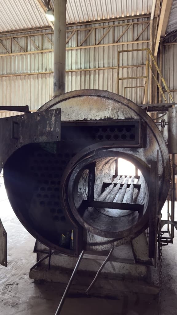 Interior de caldeira aberta mostrando espelho de tubos durante inspeção interna NR-13